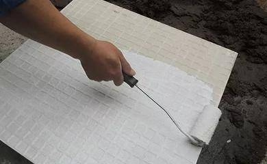 怎么判断瓷砖背胶是否掺了水？