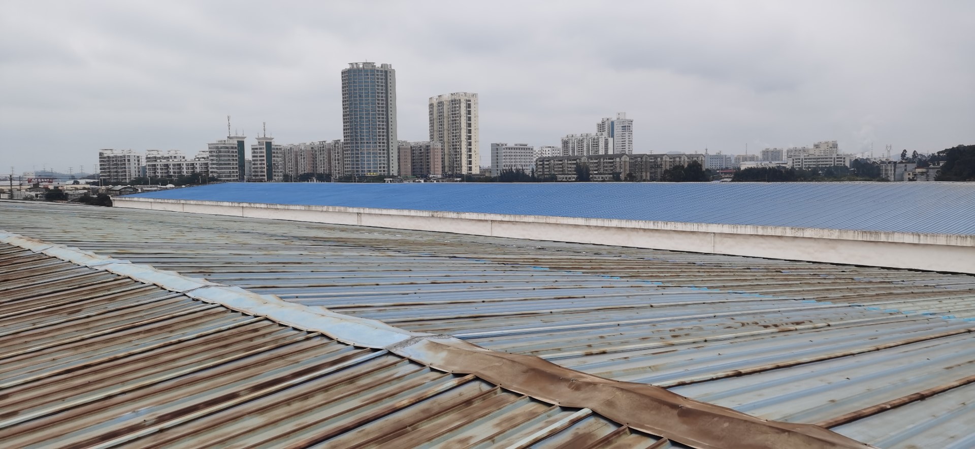 广西巨龙储运集团1.1万彩钢瓦屋面防锈翻新工程