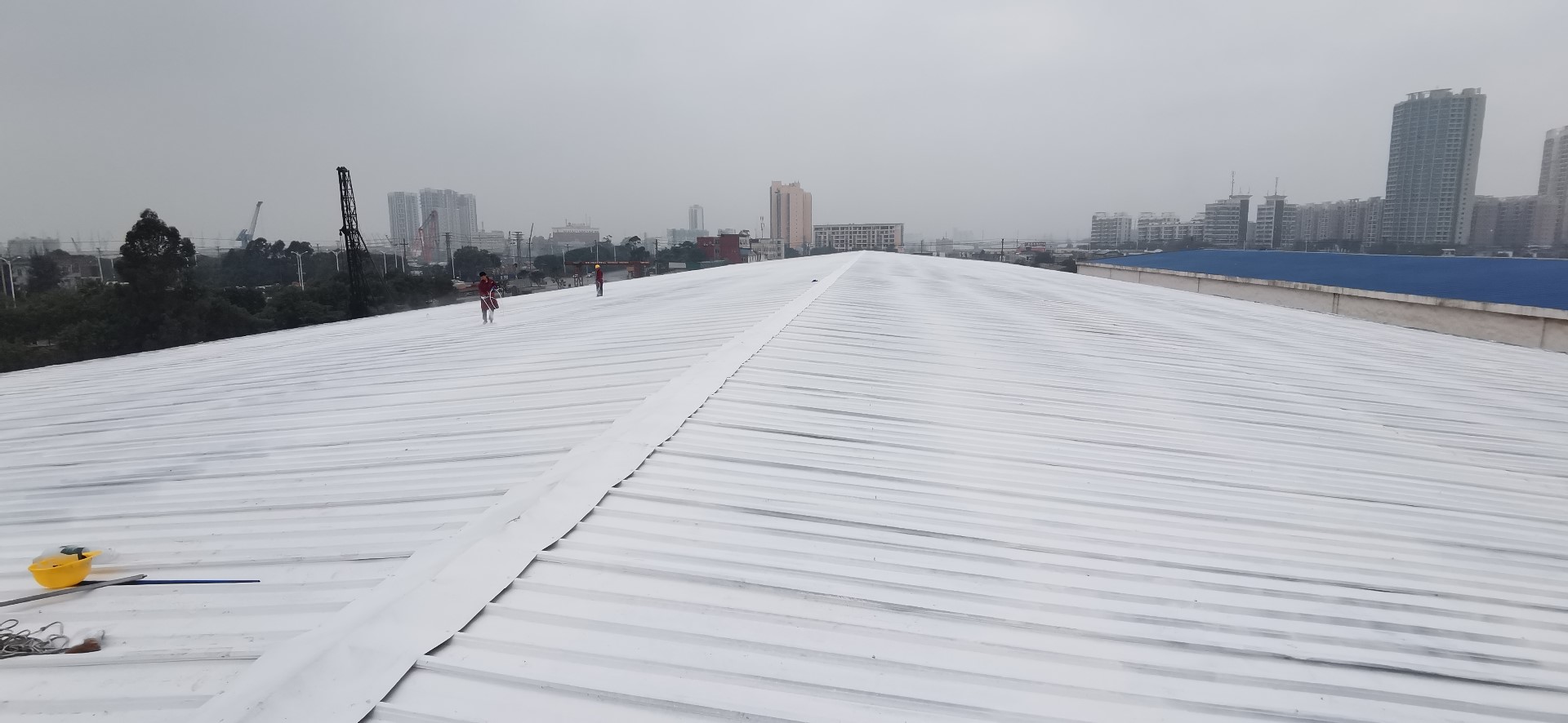 广西巨龙储运集团1.1万彩钢瓦屋面防锈翻新工程