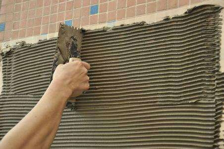 砂浆型瓷砖胶施工时，为什么在刮满瓷砖胶后要立即铺贴水泥砂浆？